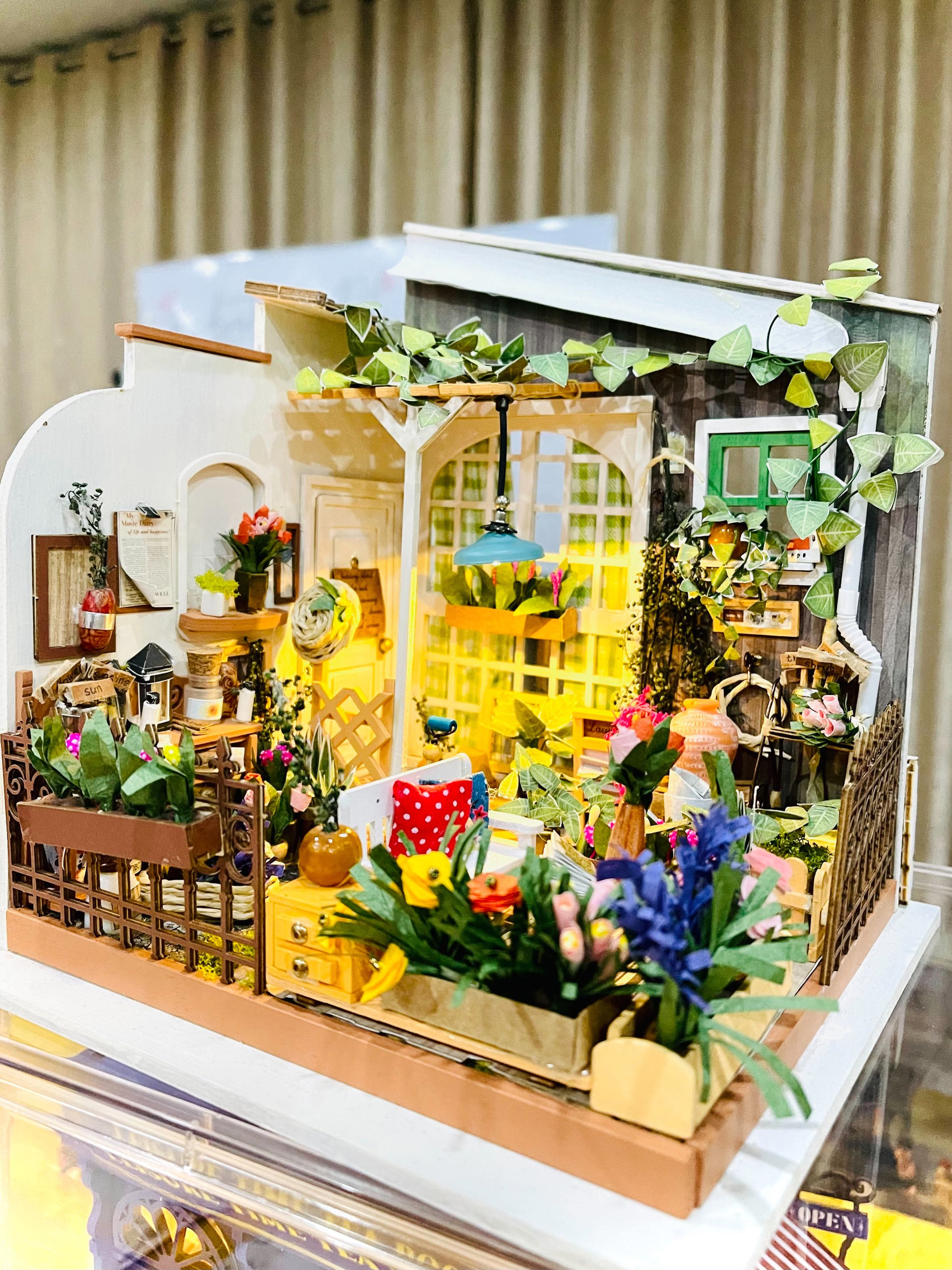 Une pièce miniature remplie de fleurs exposée à la rencontre de Quezon City