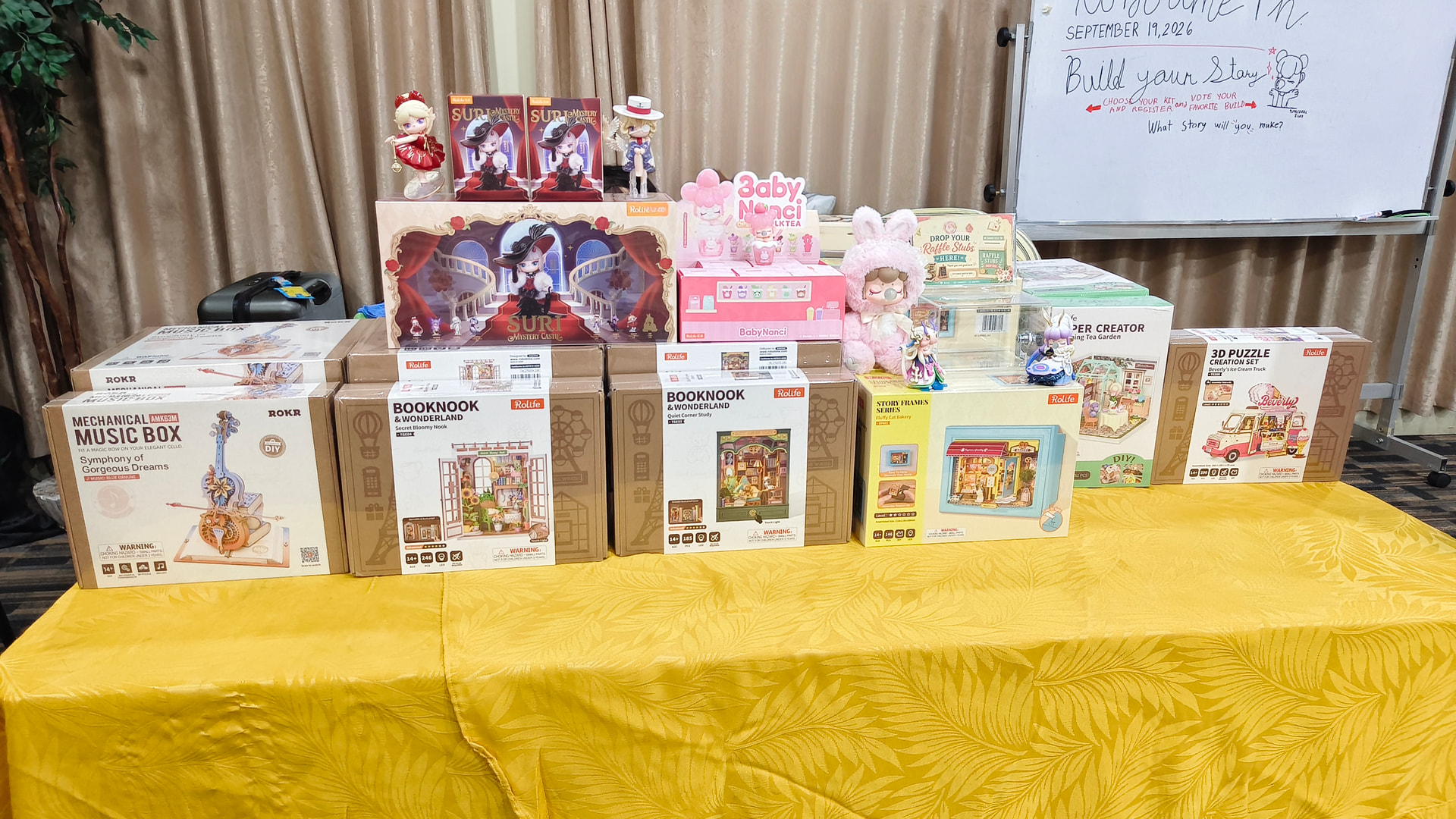 Une table présentant une variété de kits Robotime et de boîtes mystères avant la rencontre à Quezon City
