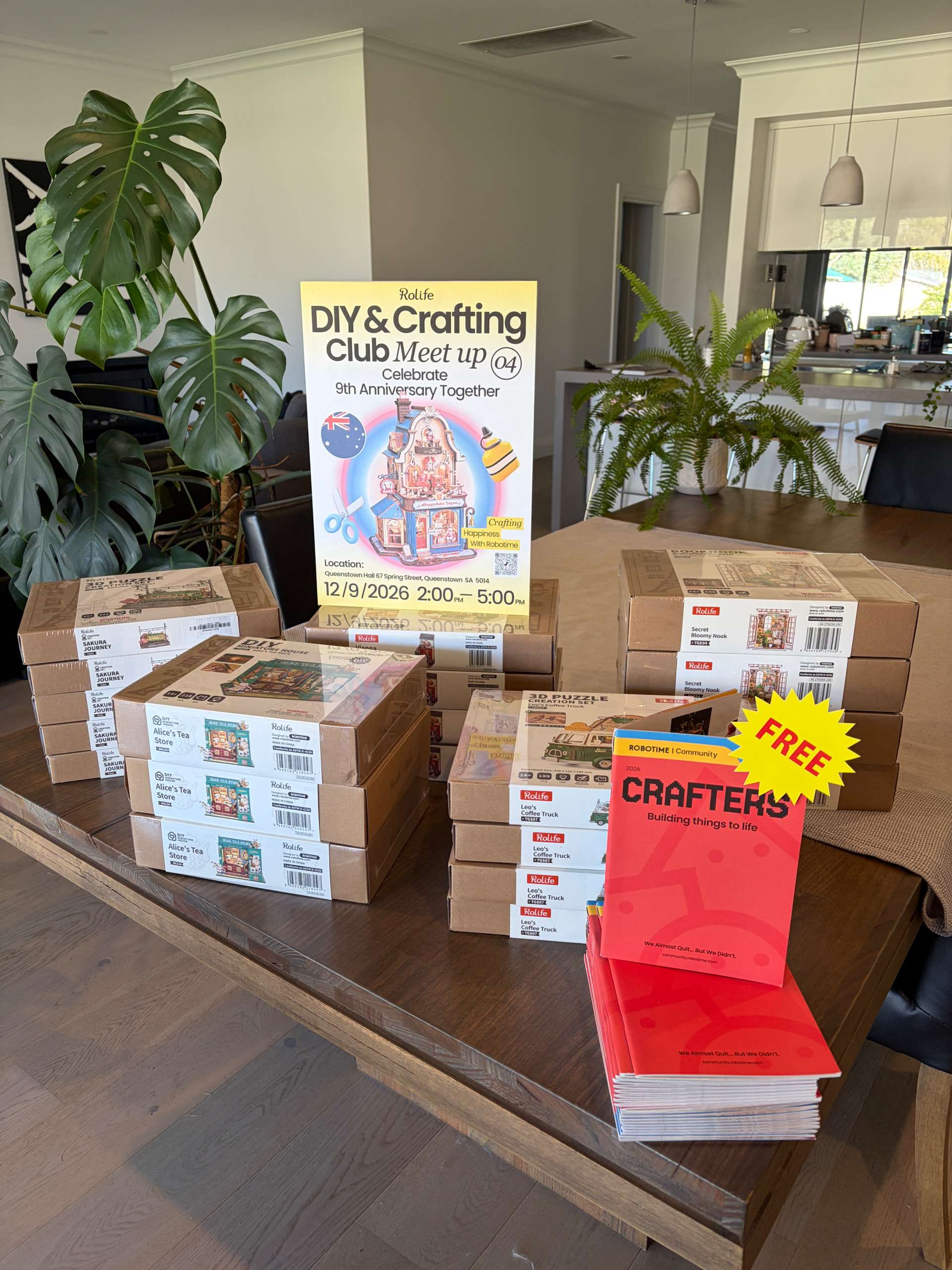 Robotime-Kits, Event-Materialien und ein DIY- and Crafting-Club-Schild vor dem Meetup in Südaustralien