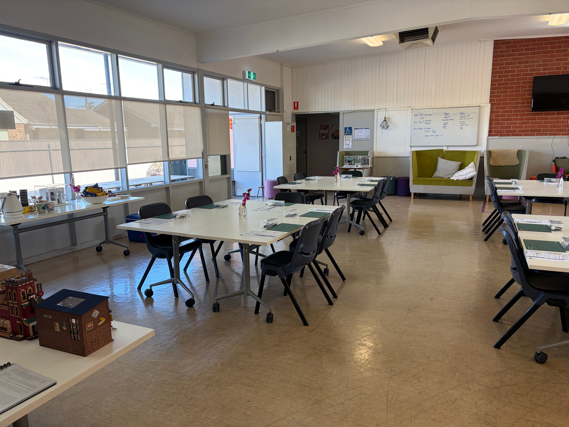 Die mit Tischen und Stühlen arrangierte Queenstown Hall vor dem Südaustralien-Meetup