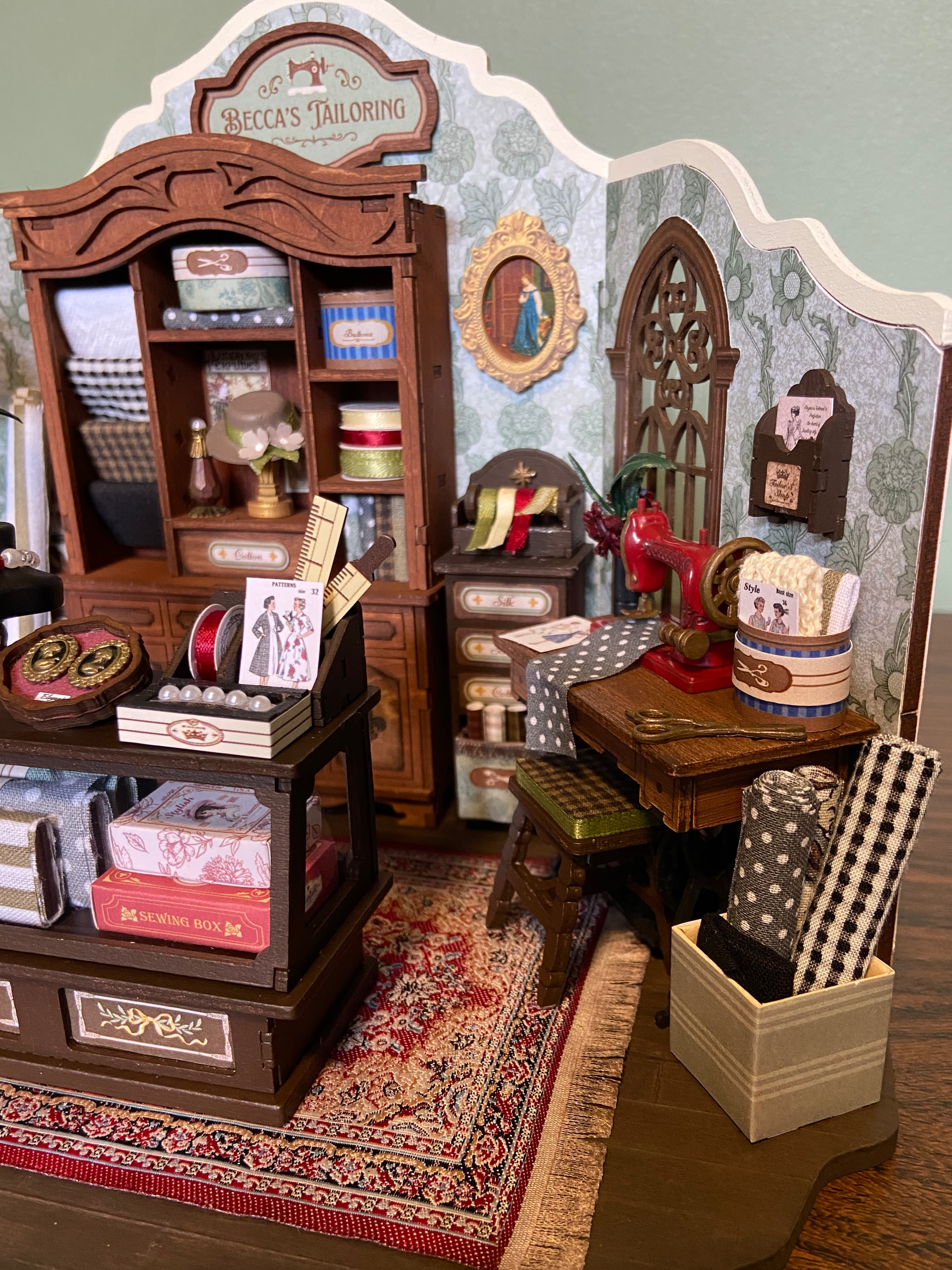 Sewing machine, fabrics and botanical wallpaper in BexBee’s dark academia miniature